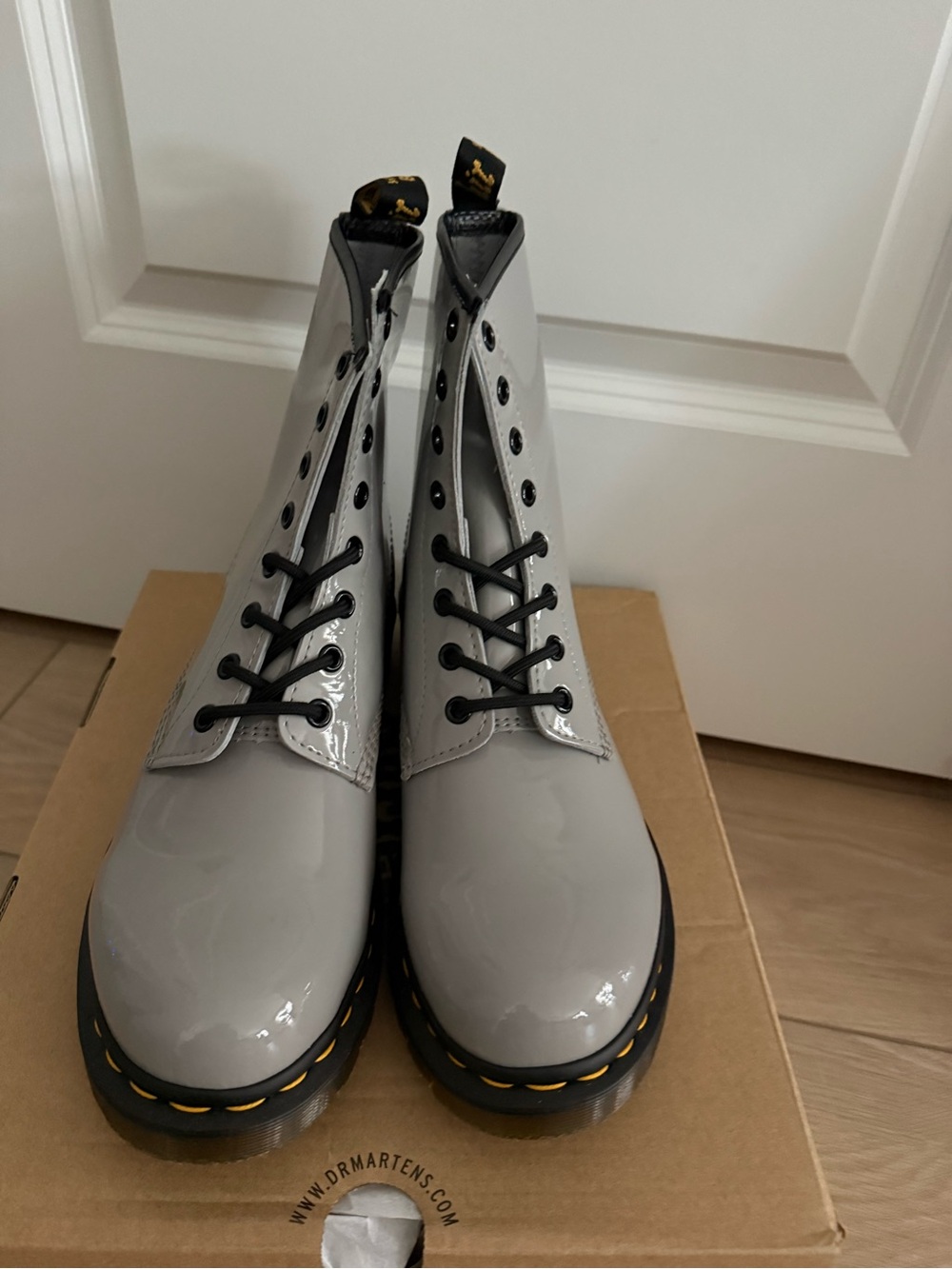 Dr. Martens Women’s Glossy Light Gray Patent Lace-Up Boots Size 10 NEW - Picture 3 of 12
